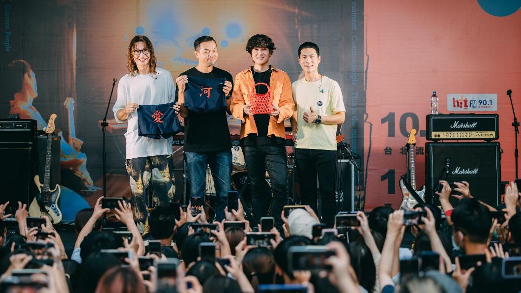 邱彥翔（左２）送泳褲為宇宙人催票。（圖／相信音樂提供）