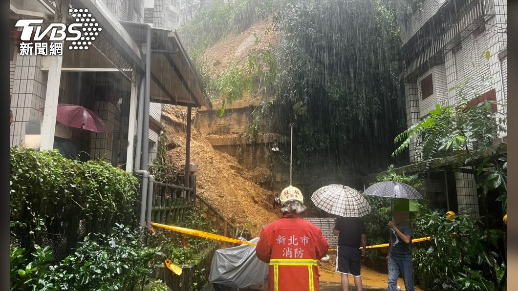 汐止伯爵山莊發生土石崩塌。(圖/TVBS)