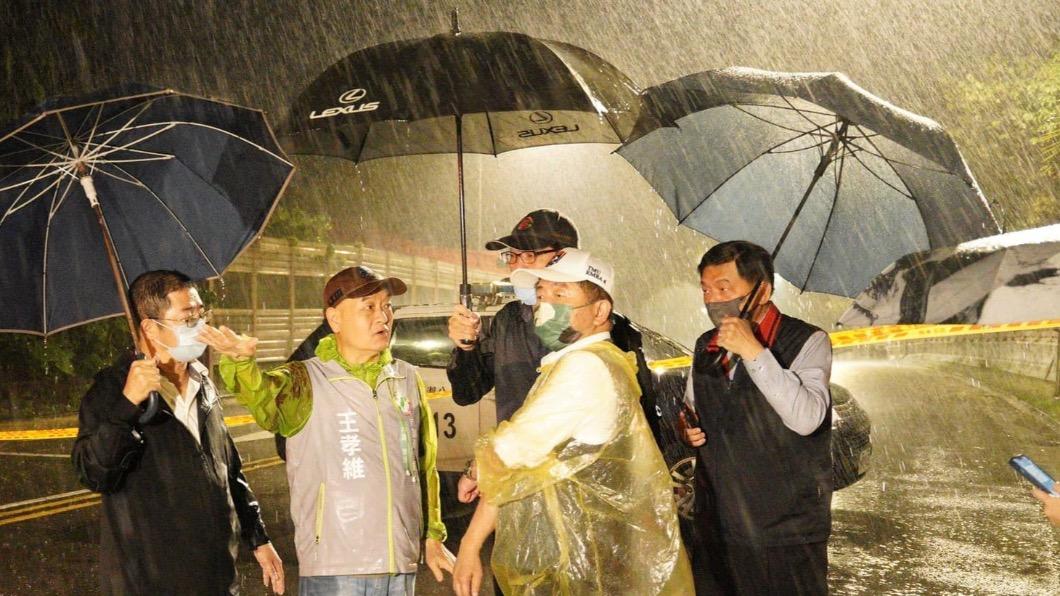 暴雨成災!康湖隧道土石崩塌 台北市長3候選人皆前往勘災