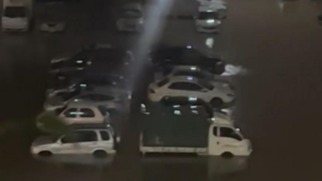 有超過50輛車還未移走泡水。(圖/Facebook我是士林人&我是北投人(士林區、北投區、大同區))