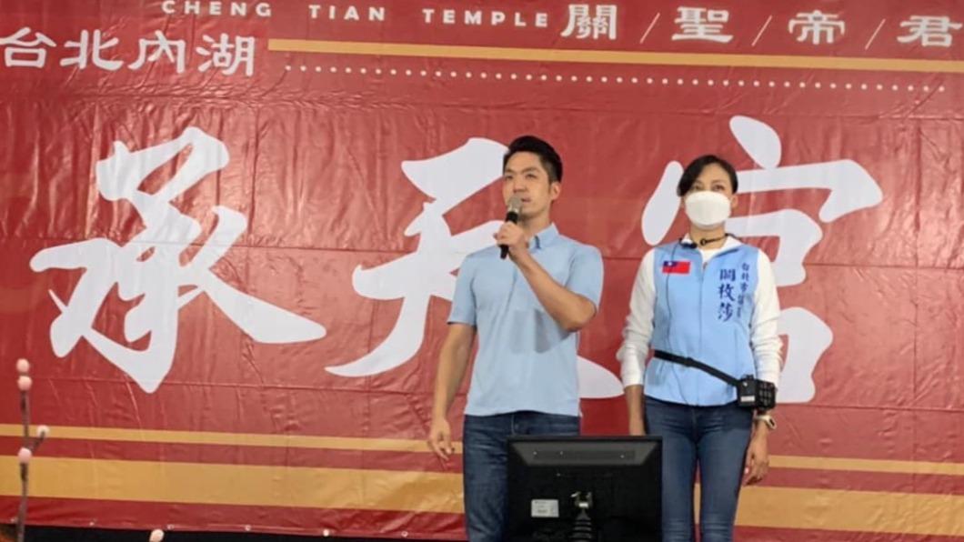 國民黨台北市長候選人蔣萬安昨赴內湖拜票跑攤。（圖/陳時中辦公室提供）