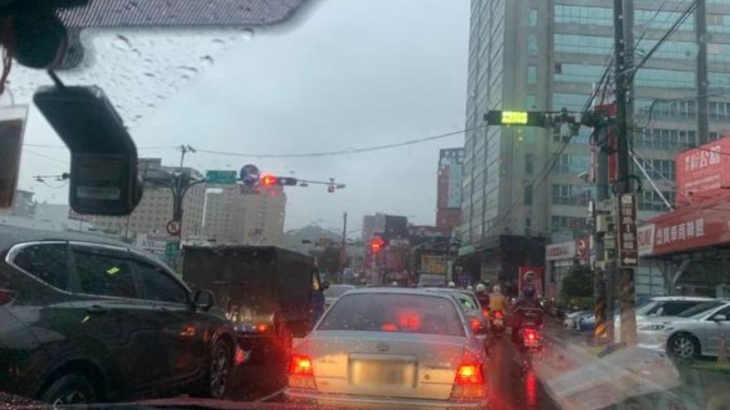 雨彈狂炸汐止！今早「交通全面癱瘓」居民全傻了：才6點