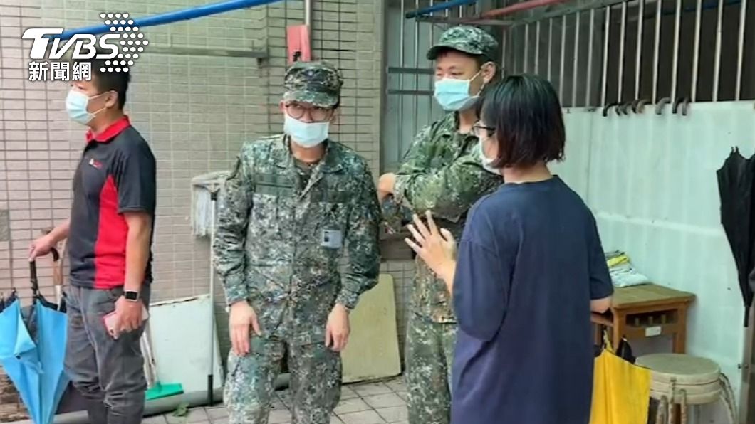 國軍將協助居民清理家中大量淤泥。（圖／TVBS）