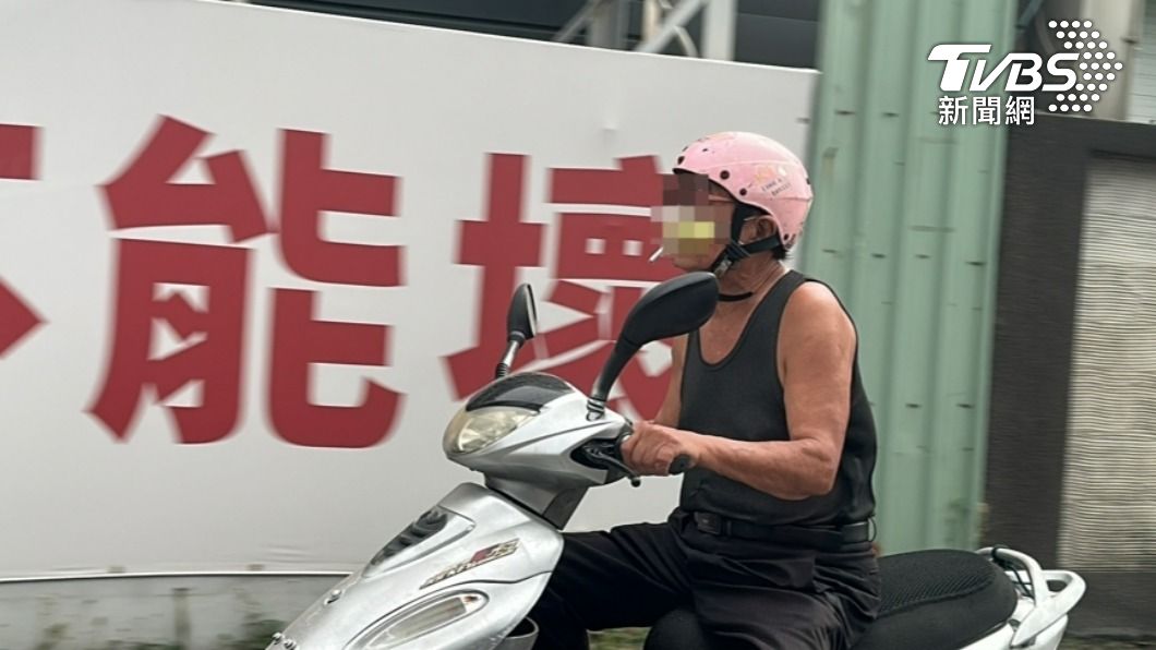 阿伯頭戴粉色安全帽、臉掛粉色墨鏡。（圖／民眾提供）