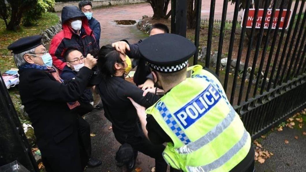 香港人在英國抗議二十大 竟遭中國領事館人員拖走圍毆