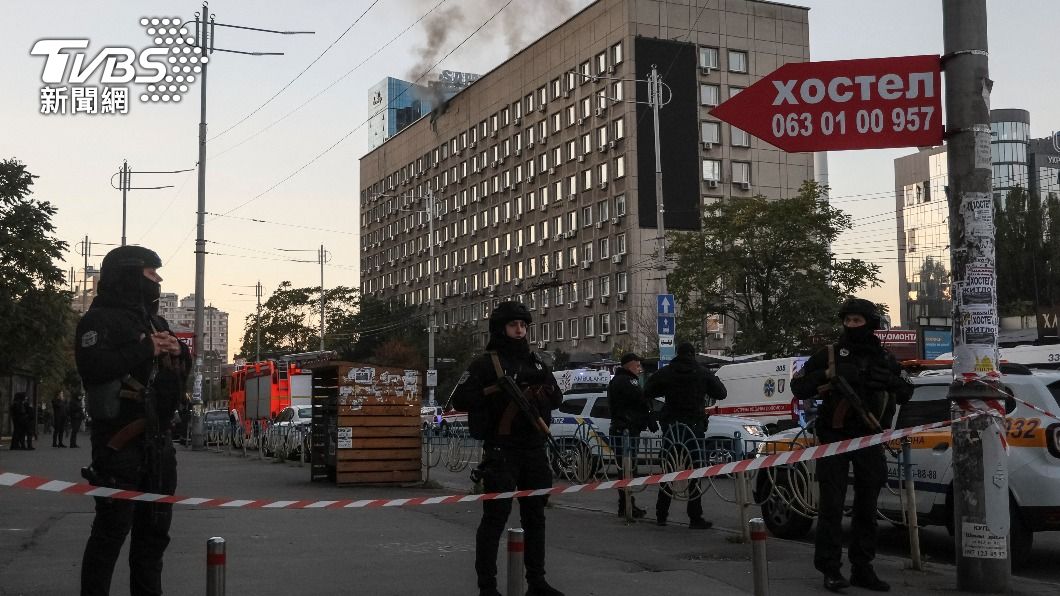 武裝士兵駐守在基輔街頭。(圖/達志影像路透社)