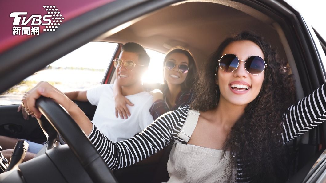 許多人會考量車內的配備是否適合出遊。(示意圖/shutterstock達志影像)