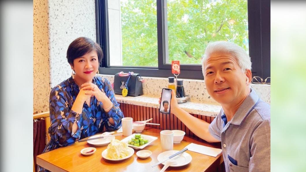 遠在美國的兒子也透過視訊與家人團聚。(圖/翻攝自崔佩儀臉書)