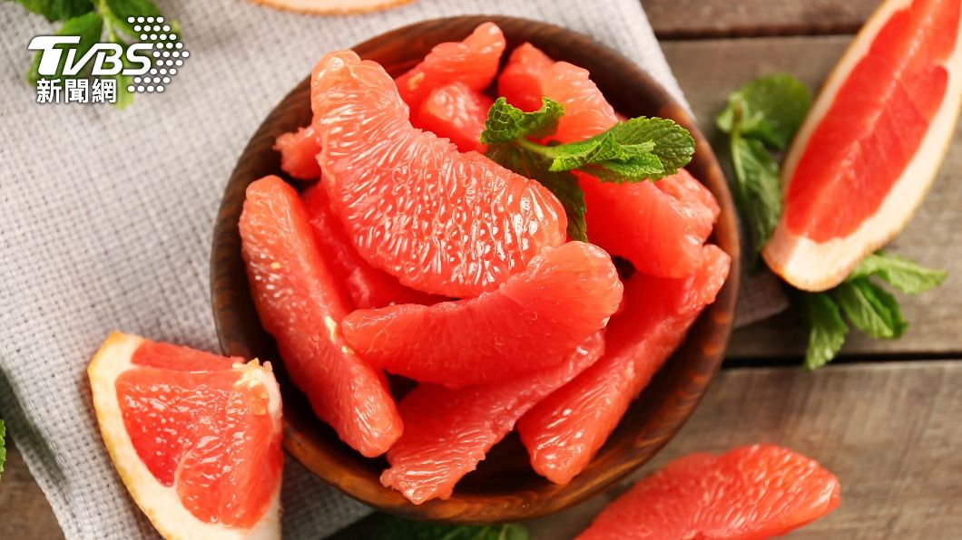 研究指出,飯前吃半個葡萄柚可減重。(示意圖/shutterstock達志影像)