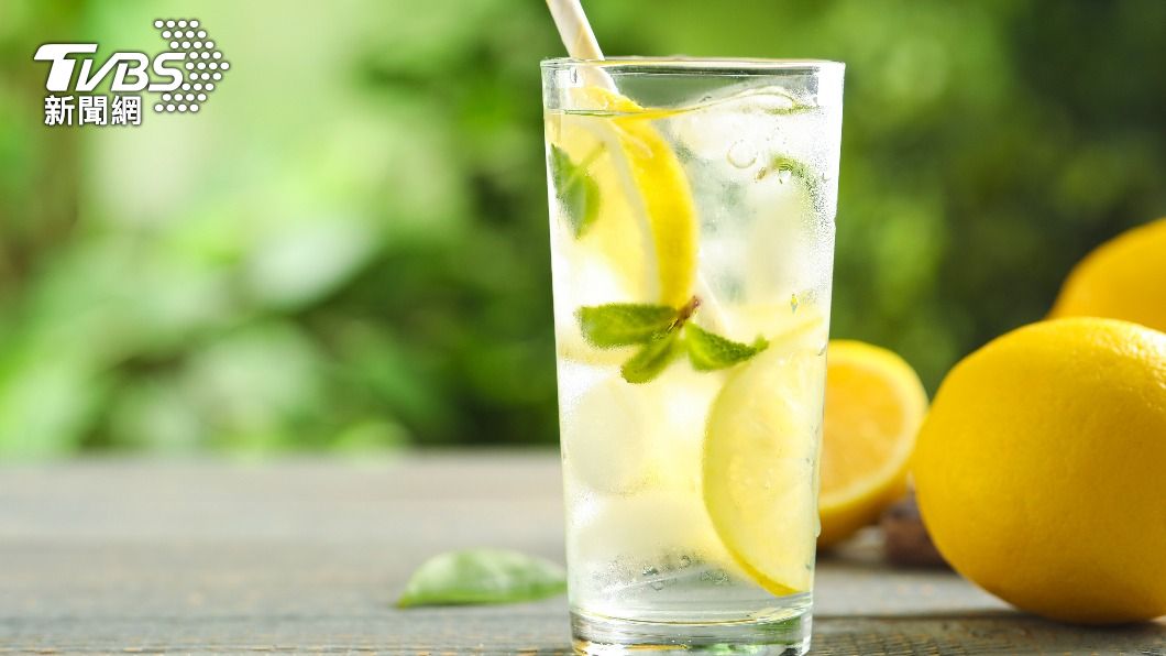 「生薑檸檬氣泡水」是日本近來超夯的減肥飲品。(示意圖/shutterstock達志影像)