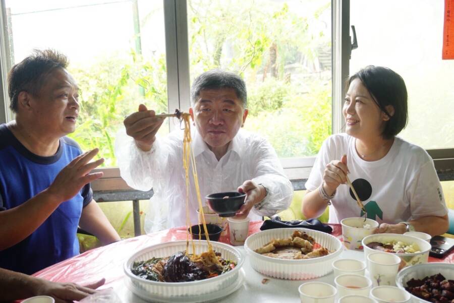 陳時中為曹里長夾麵線。（圖／陳時中競選總部提供）
