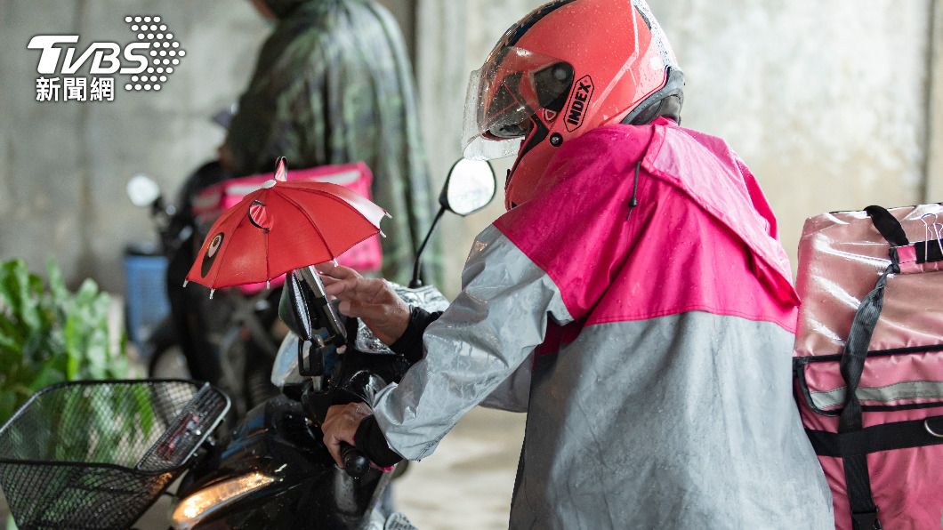 雨天外送相當辛苦。(示意圖,與當事無關/shutterstock達志影像)