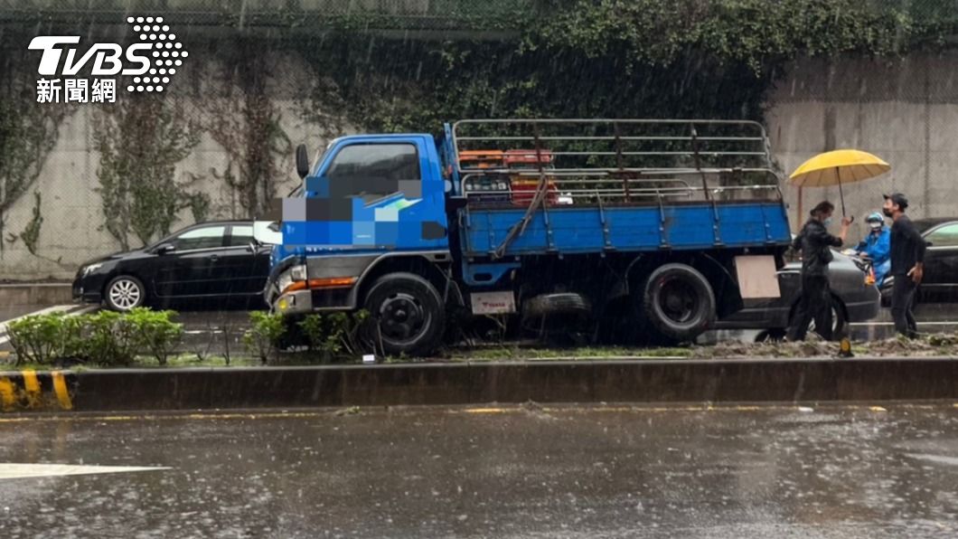 凍未條?號誌轉紅沒注意 貨車急煞雨天打滑衝上分隔島