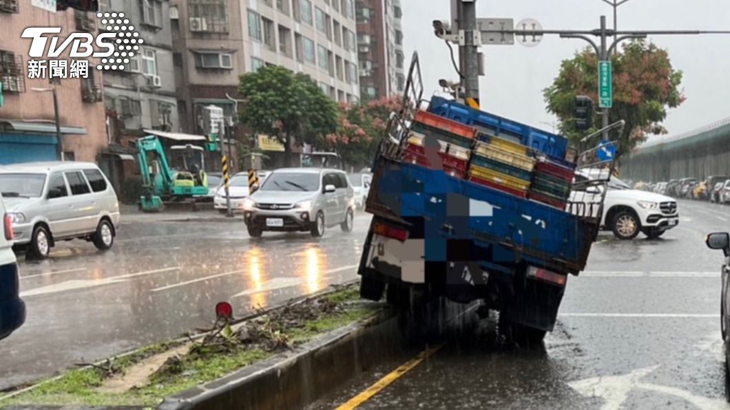 貨車駕駛並未受傷。（圖／TVBS）