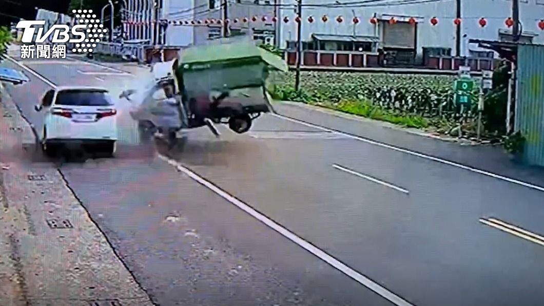 小貨車轉一整圈側翻。（圖／TVBS）