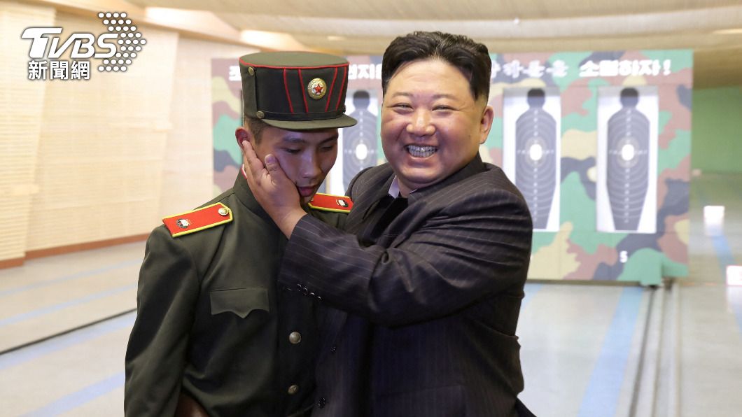 視察全程臉掛慈父笑!金正恩捧臉「關愛」 學員原地僵化