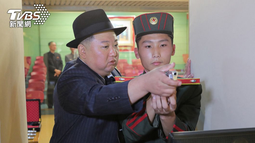 金正恩手把手教學打靶。(圖/達志影像路透社)