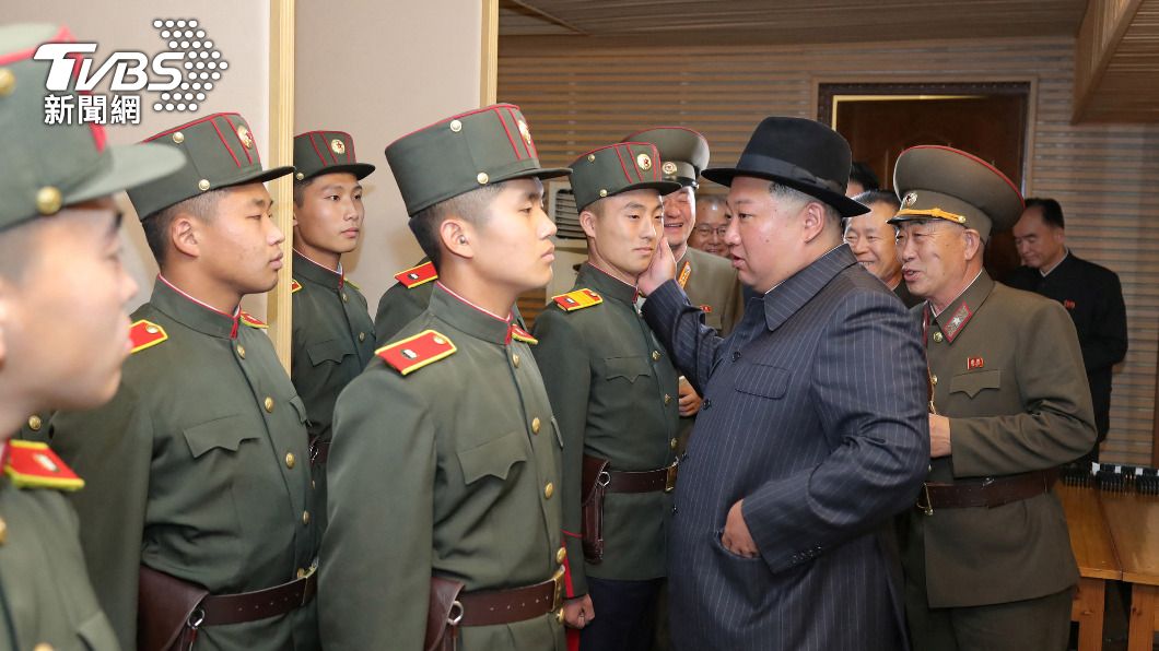 金正恩視察,學員們各個站得直挺。(圖/達志影像路透社)