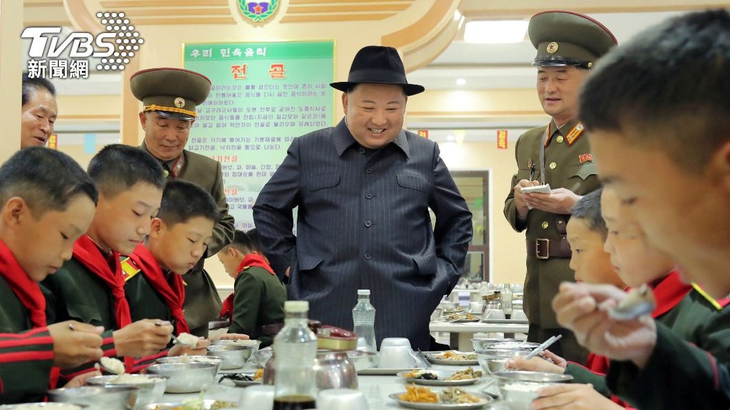 金正恩「慈父笑」視察食堂,看學員吃飯。(圖/達志影像路透社)