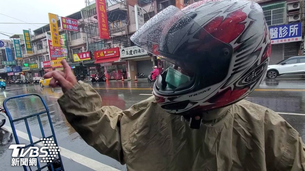 附近客人說，這個招牌就是讓人感覺很便宜，但仔細想又好像哪裡怪怪的。