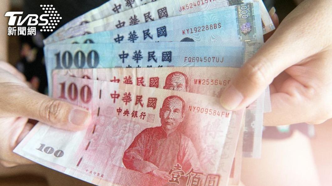 新台幣盤中已貶破32元大關。(示意圖/shutterstock 達志影像)