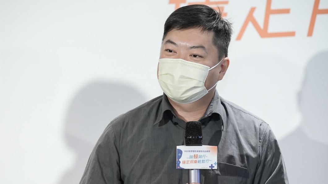 42歲的黃先生10年前確診慢性骨髓性白血病,至今服藥控制良好。(圖/學會提供)