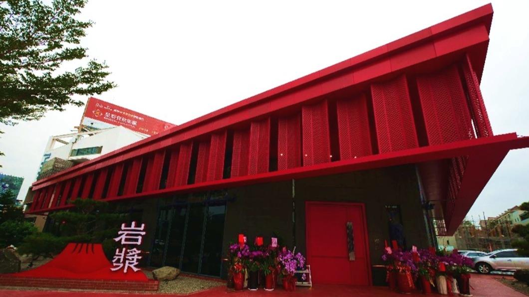 霸氣的紅色建築外觀遠看就很顯眼。(圖/旅途中的景深隨想提供)