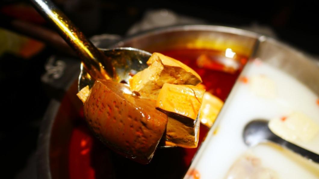 「漢方麻辣」湯底有滷透的鴨血與臭豆腐,喝起來麻而不辣。(圖/旅途中的景深隨想提供)