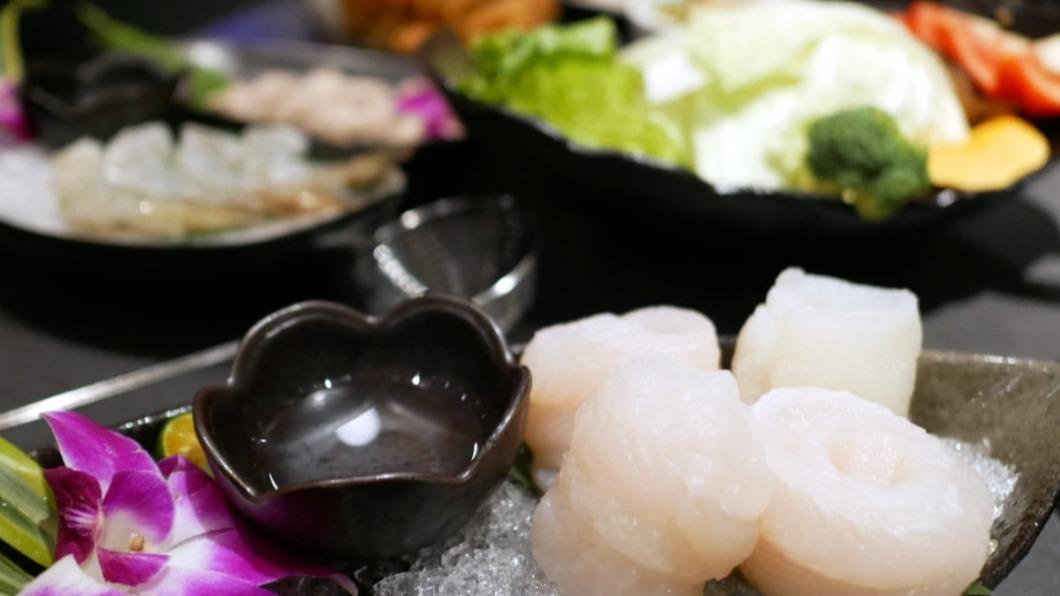 「雪花魚卷」沾點米酒再入鍋涮煮,細緻的魚肉吃起來涮嘴又有彈性。(圖/旅途中的景深隨想提供)