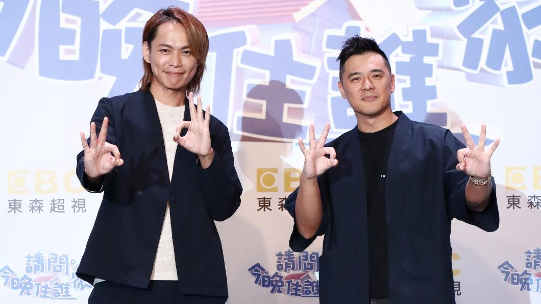 黃鐙輝（左）與竇智孔搭檔主持。（圖／東森提供）