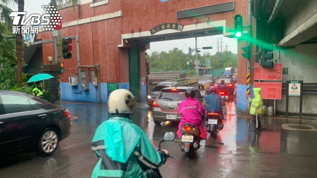吉林街水閘門開!憂心汐止又塞車 上百警疏導