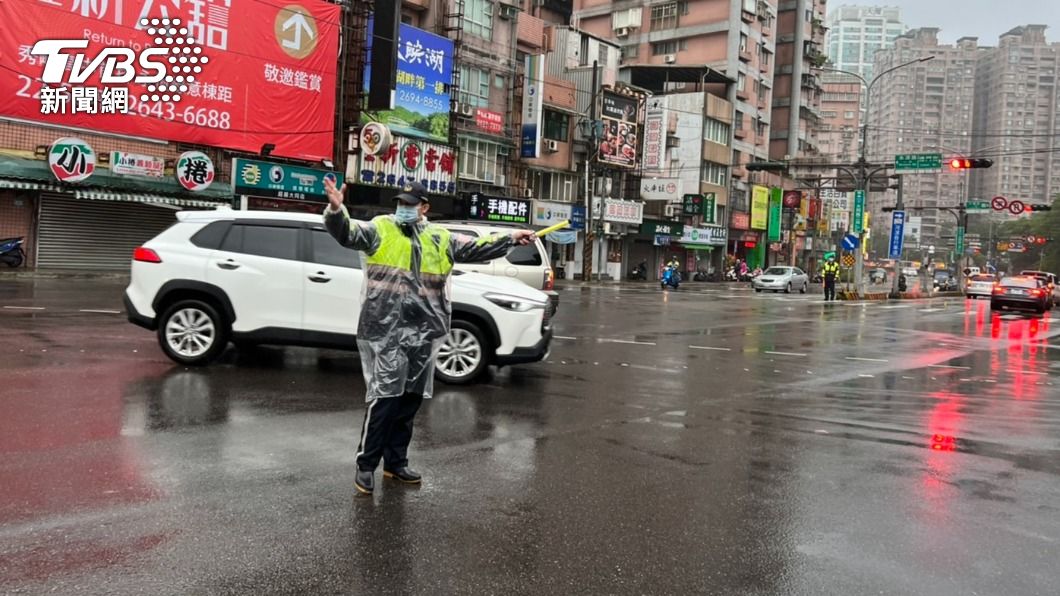 員警在路口指揮交通。(圖/TVBS)