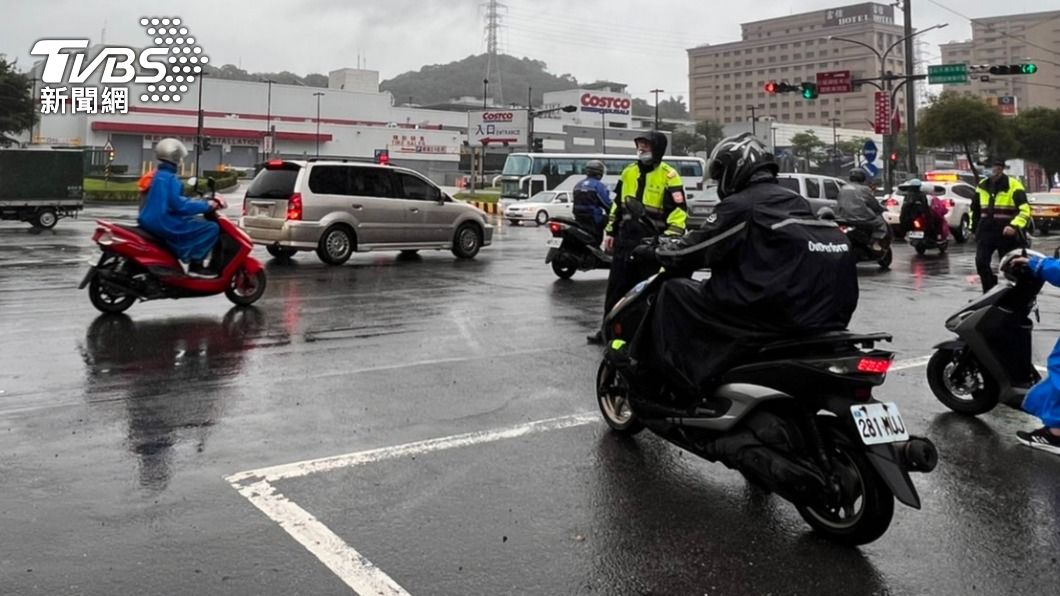 雨天上班時段汐止車潮湧現(圖/TVBS)