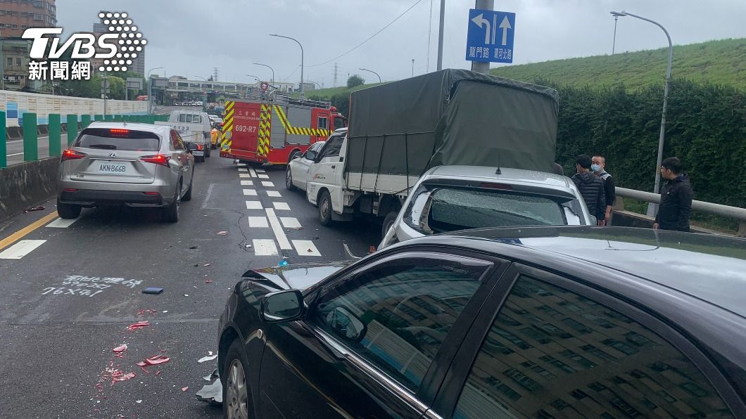 下坡路段遊覽車未注意車前狀況追撞。(圖/TVBS)
