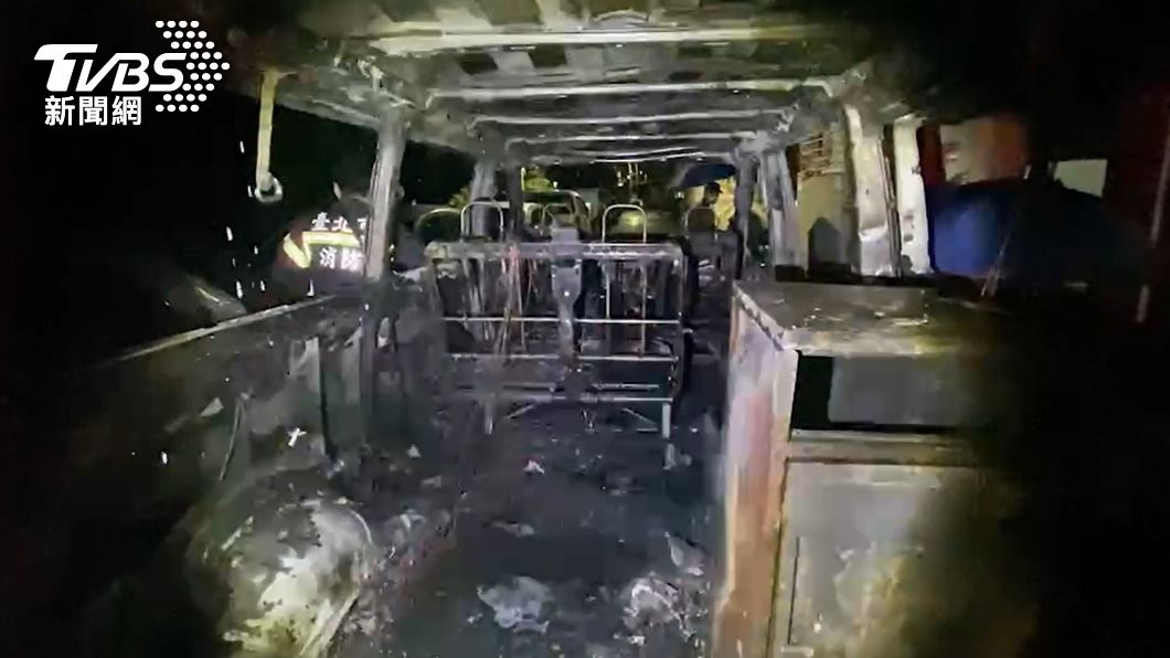箱型車被燒得焦黑。(圖/TVBS)