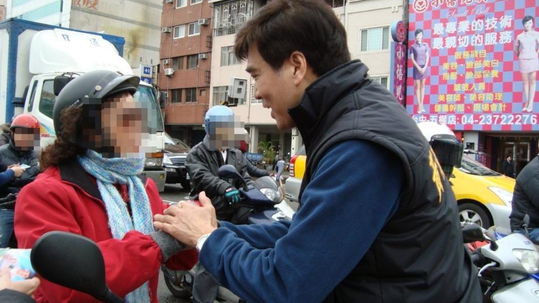 黃義交2012年競選立委連任時,親切地在大街拜票。(圖/翻攝自黃義交臉書)