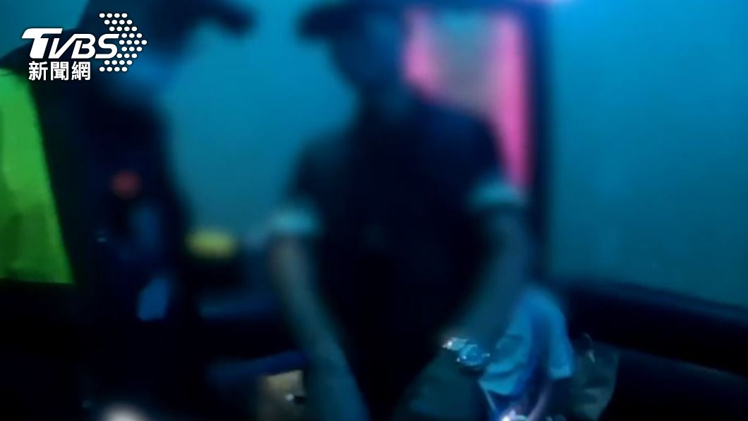 男子起初還報兒子的身分證字號,但因查出來只有7歲,警方當場戳破謊言。(圖/TVBS)