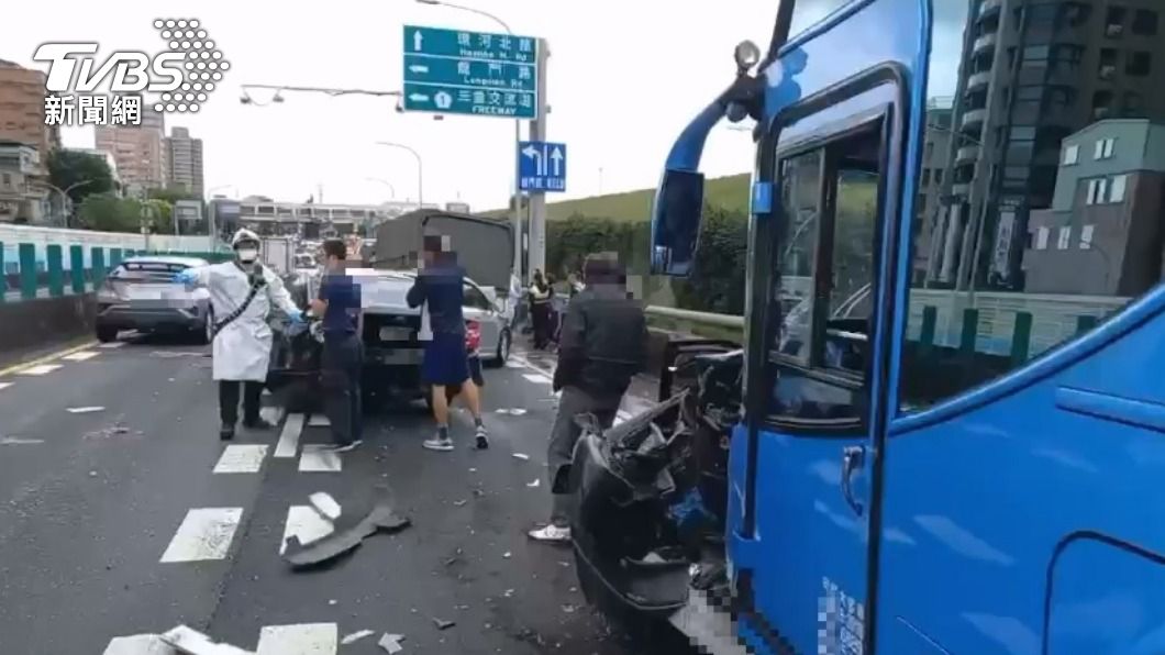 6車連撞2駕駛受傷。(圖/TVBS)