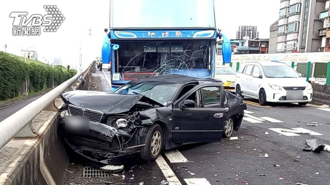 未注意車前!遊覽車釀新北環快六車連撞 2駕駛遭夾擊送醫