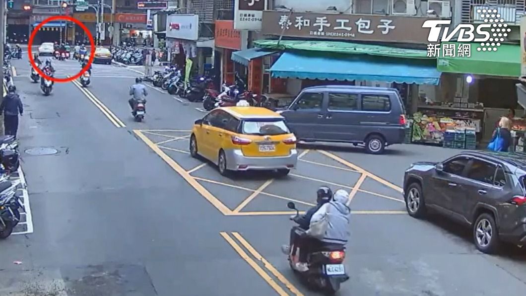 鄭姓男子開車逃逸途中還不慎輾過騎士的腳。（圖／TVBS）