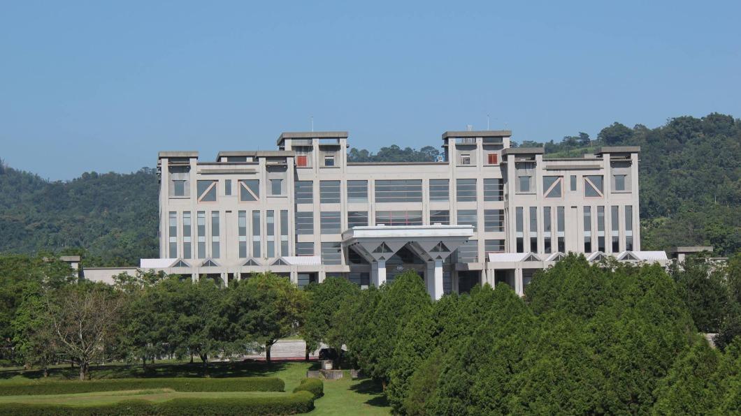 暨南大學遼闊無際的山水風光讓暨大被許多人公認為臺灣最美的大學之一。(圖/翻攝自國立暨南國際大學圖書館臉書)