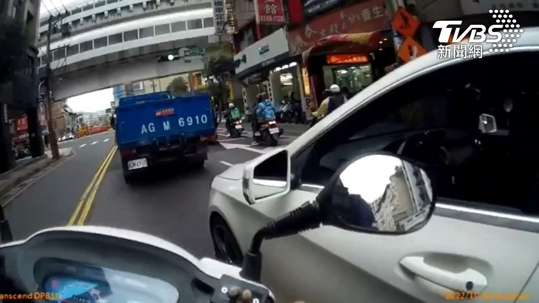 鄭姓駕駛因為一邊抽菸、一邊開車,巡邏警員見狀上前盤查、規勸。(圖/TVBS)