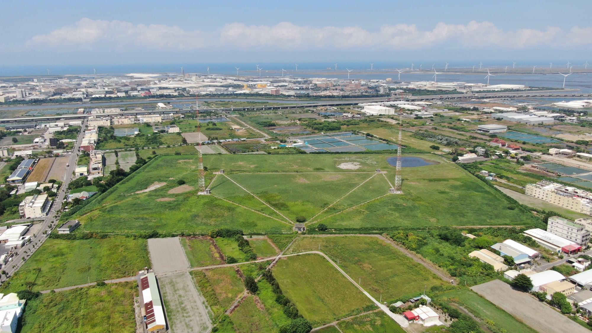 央廣鹿港分台設立自立式四塔定向天線，對中共心戰宣傳。（圖／翻攝自「台灣聲音寶藏」）
