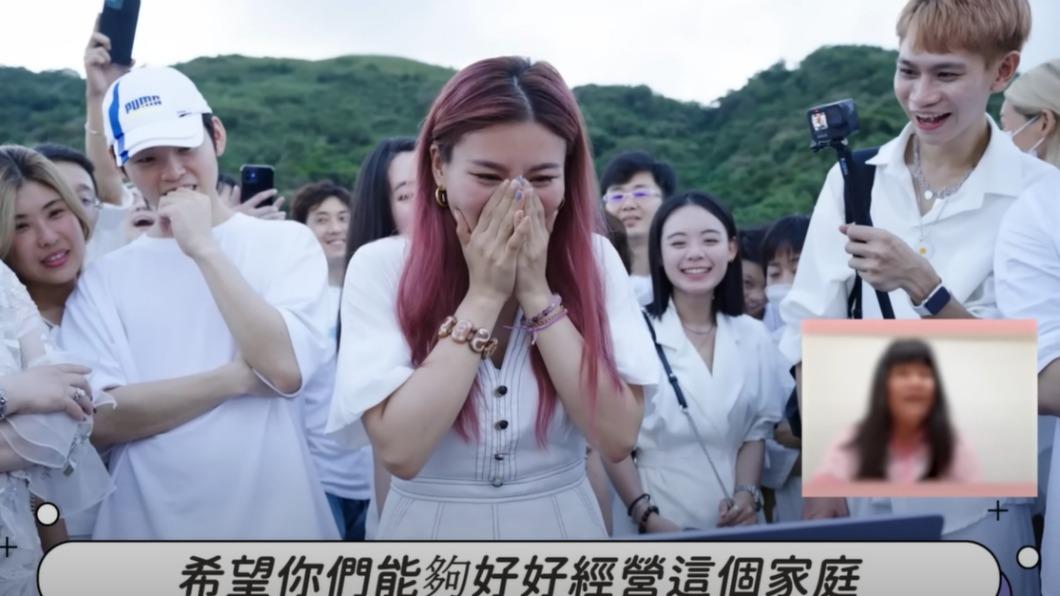 董仔在影片中看到媽媽情緒激動。(圖/翻攝自董仔YouTube)