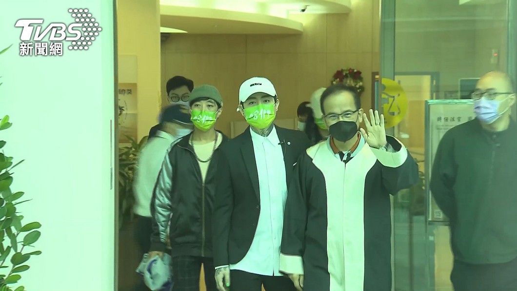 謝和弦昨到台北高等法院遞狀。(圖/TVBS)
