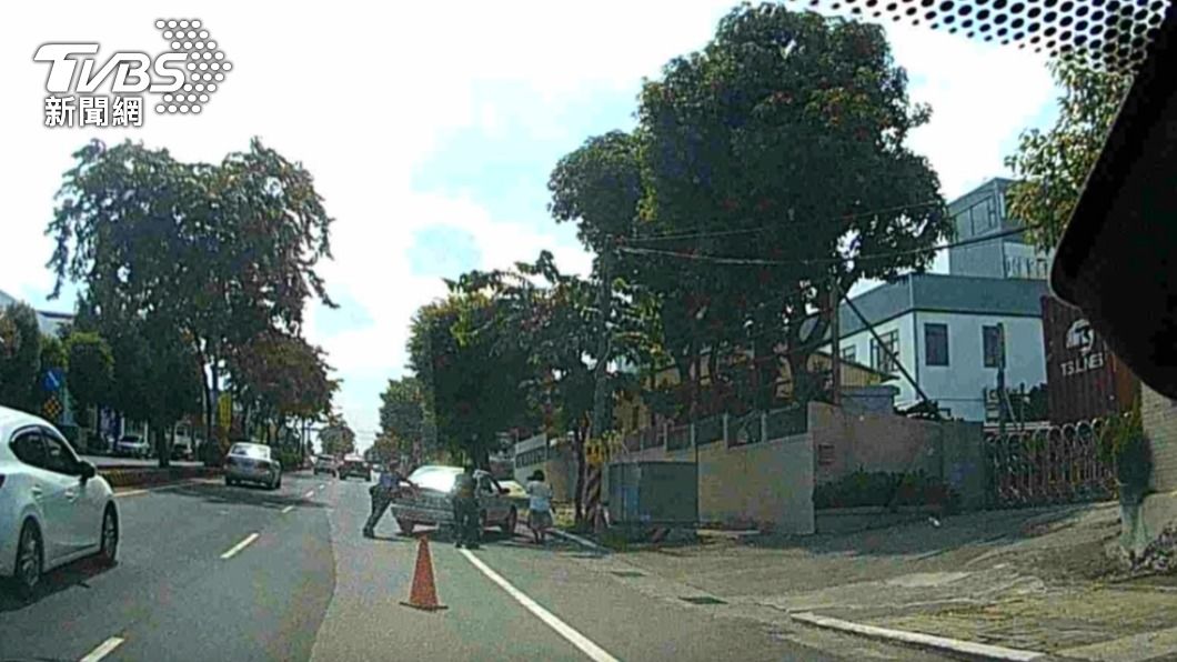 南投警巡邏路上見拋錨車 化身大力士解危