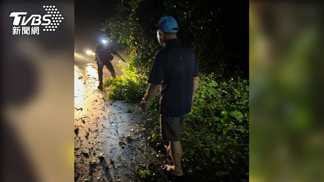 深夜路樹倒塌 埔里警員協助人車脫困