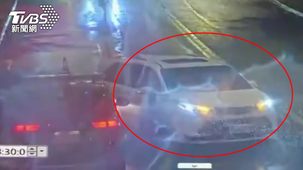 當時陳時中自康樂隧道勘災結束後，被民眾拍下座車闖紅燈。（圖／TVBS）