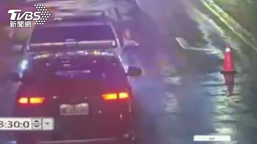 當時員警在該路口執行交管勤務，陳時中座車疑似上前問路。（圖／TVBS）