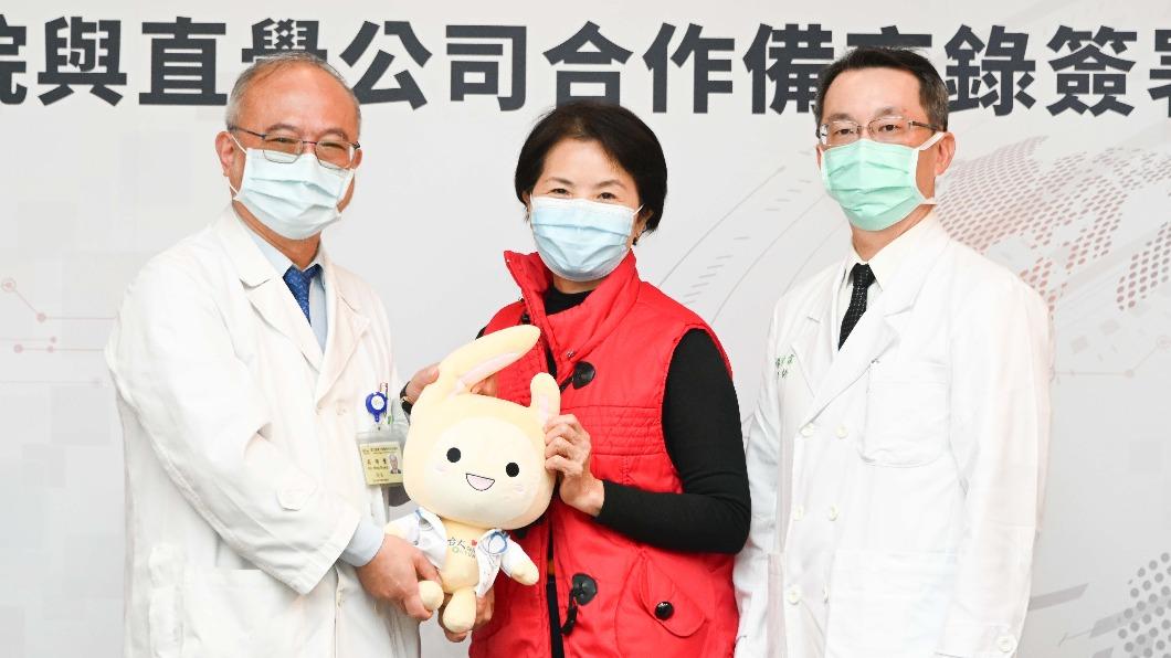 臉掛兵乓球大腫瘤！怕後遺症拖6年　台大醫用「機器手臂」挽救